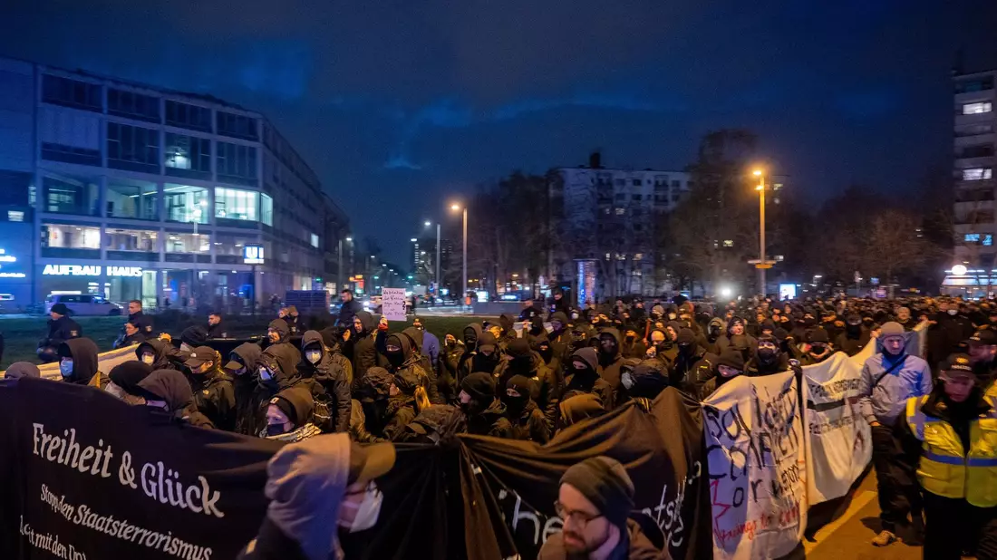 Eine Demonstration zog unter dem Motto «Stoppt den Staatsterrorismus - Solidarität mit den Untergetauchten und Gefangenen» durch Berlin. - Bild: Christophe Gateau/dpa