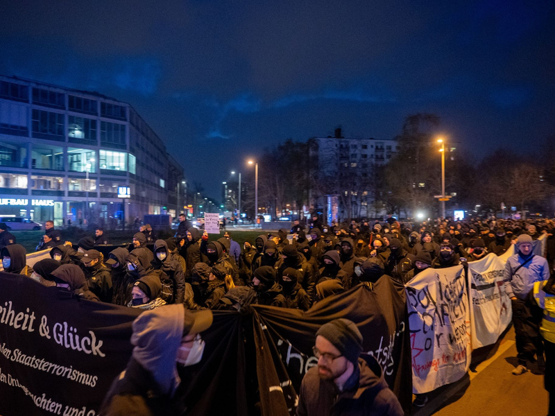 Eine Demonstration zog unter dem Motto «Stoppt den Staatsterrorismus - Solidarität mit den Untergetauchten und Gefangenen» durch Berlin. - Foto: Christophe Gateau/dpa