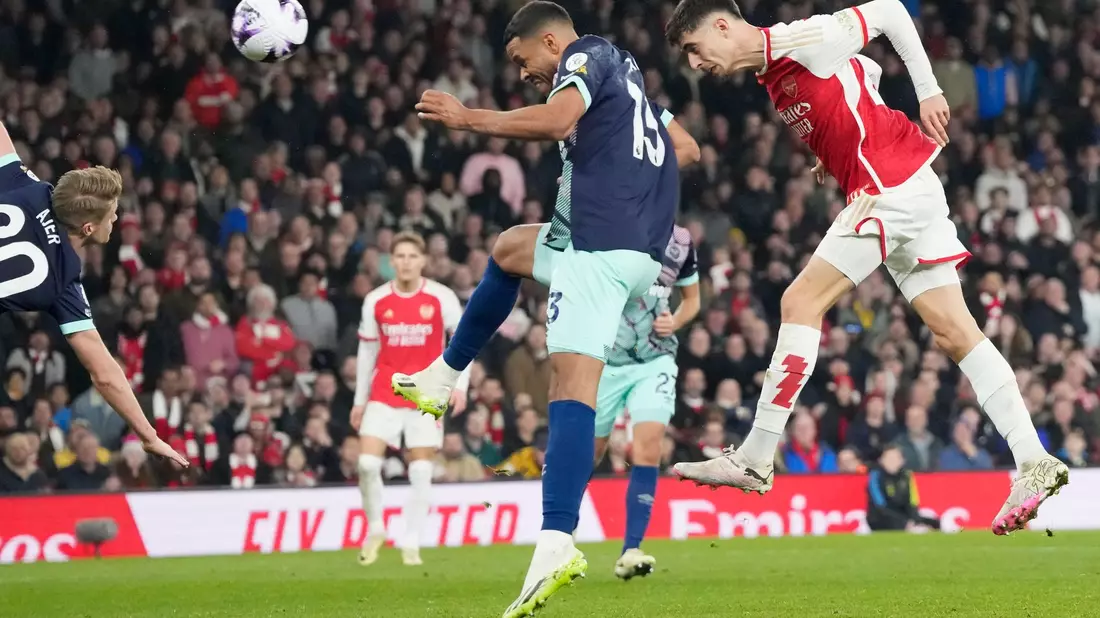 Kai Havertz (r) köpfte Arsenal gegen Brentford spät zum Sieg. - Bild: Frank Augstein/AP/dpa