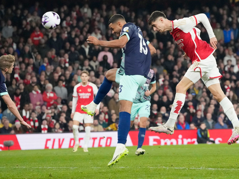 Kai Havertz (r) köpfte Arsenal gegen Brentford spät zum Sieg. - Foto: Frank Augstein/AP/dpa