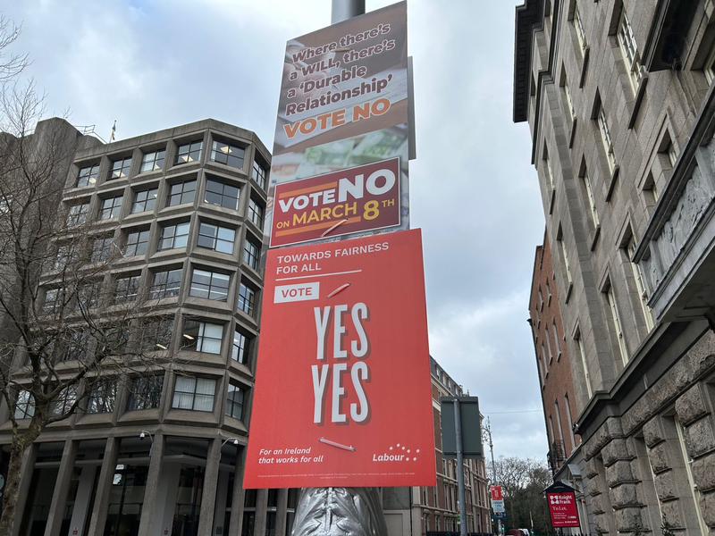 Der Wortlaut der irischen Verfassung wird vorerst nicht geändert. Zwei Referenden wollten die Rolle der Frau und der Familie in der Verfassung modernisieren. - Foto: Cillian Sherlock/PA Wire/dpa