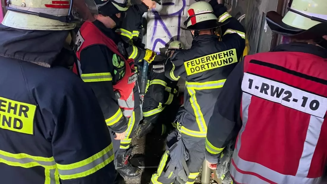 FW-DO: Jugendlicher fiel in einen stillgelegten Aufzugschacht und musste durch die Feuerwehr befreit werden. - Bild: presseportal.de