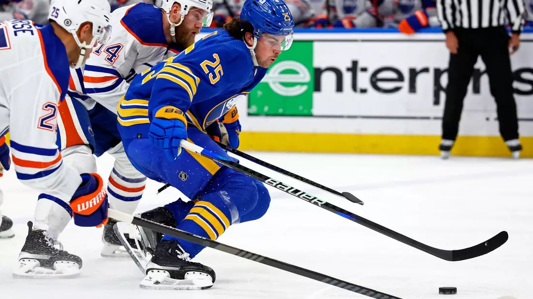 Die Edmonton Oilers (weiße Trikots) mussten sich den Buffalo Sabres geschlagen geben. - Bild: Jeffrey T. Barnes/AP/dpa