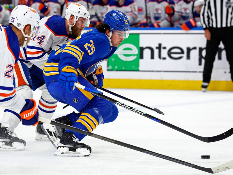 Die Edmonton Oilers (weiße Trikots) mussten sich den Buffalo Sabres geschlagen geben. - Foto: Jeffrey T. Barnes/AP/dpa