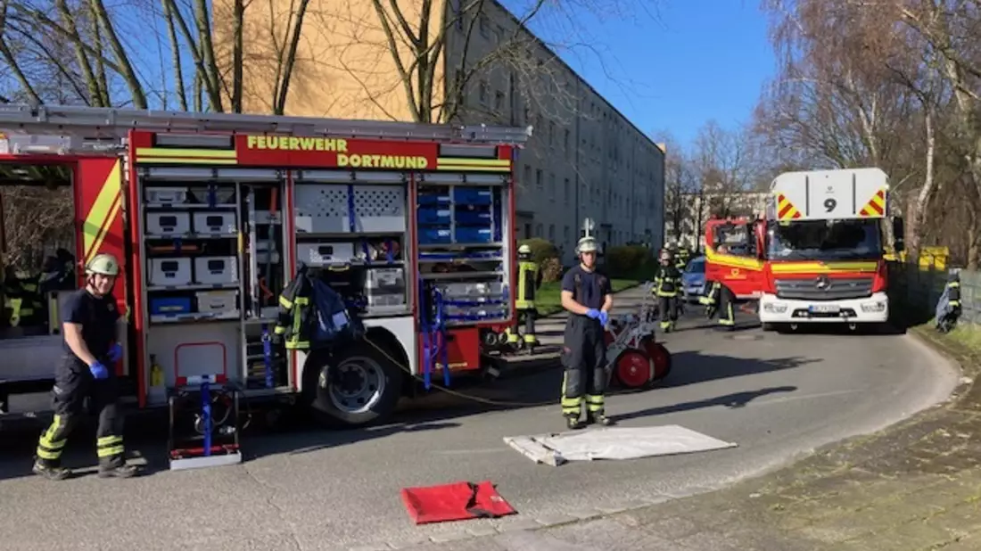 FW-DO: Feuer in Dortmund Mengede /Ausgedehnter Zimmerbrand in einem Mehrfamilienhaus - Bild: presseportal.de