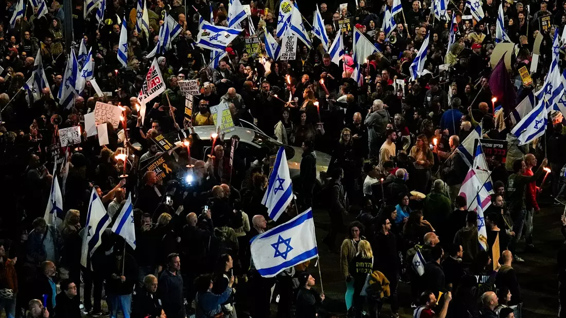 Angehörige der israelischen Geiseln, die im Gazastreifen von der Hamas festgehalten werden, protestieren in Tel Aviv für deren Freilassung. - Bild: Ariel Schalit/AP/dpa