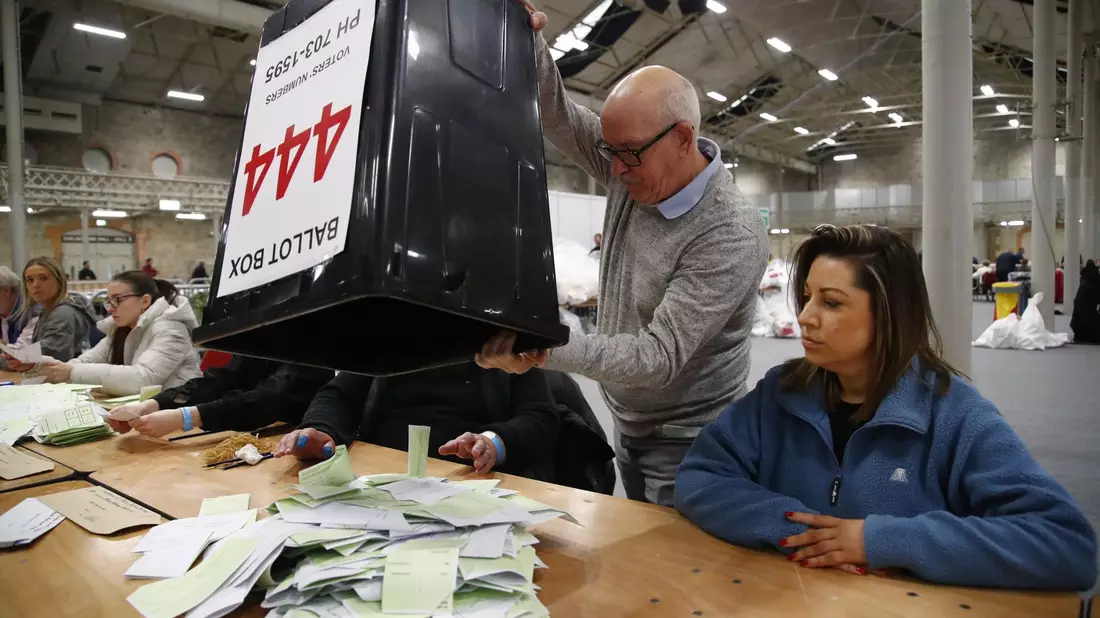 Die Wahlbeteiligung lag bei rund 44,4 Prozent. - Bild: Damien Storan/PA Wire/dpa