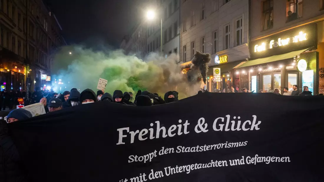 Mehrere hundert Teilnehmer einer Demonstration zur Solidarität mit untergetauchten oder inhaftierten RAF-Mitgliedern waren am Abend durch Berlin gezogen. - Bild: Christophe Gateau/dpa