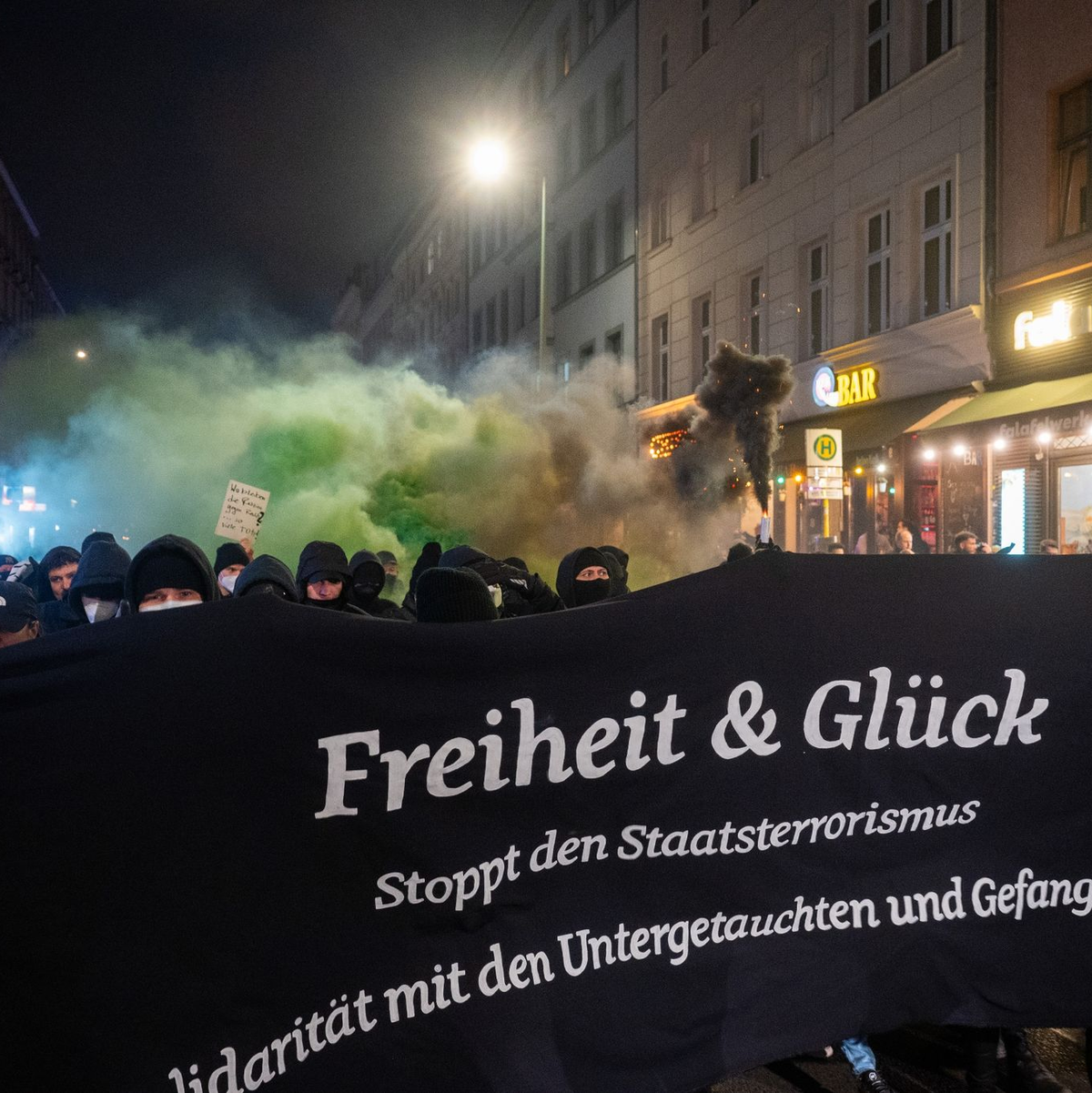 Mehrere hundert Teilnehmer einer Demonstration zur Solidarität mit untergetauchten oder inhaftierten RAF-Mitgliedern waren am Abend durch Berlin gezogen. - Foto: Christophe Gateau/dpa