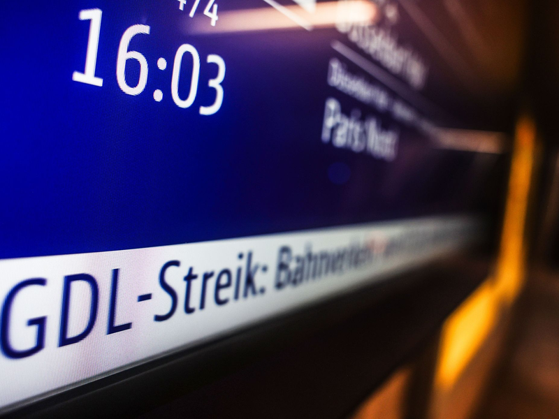 Beim inzwischen fünften Arbeitskampf im laufenden Tarifkonflikt hatte die GDL am vergangenen Donnerstag und Freitag im Personenverkehr 35 Stunden gestreikt. - Foto: Oliver Berg/dpa