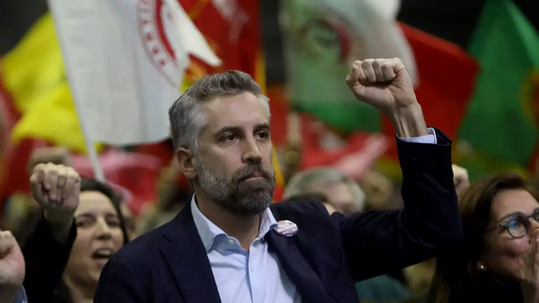 Portugal erwartet ein knappes Rennen zwischen den regierenden Sozialisten um Pedro Nuno Santos und den Konservativen. - Bild: Joao Henriques/AP/dpa