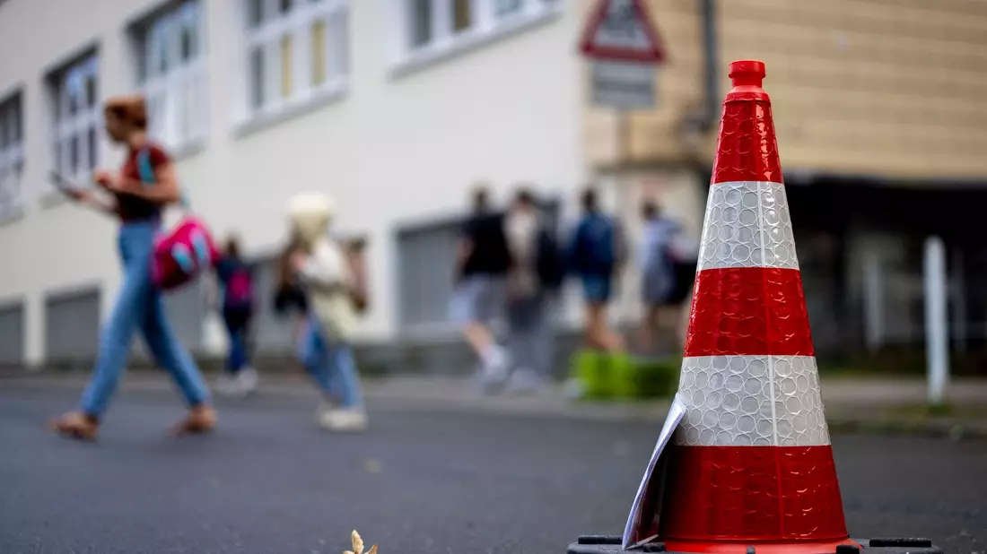 Um den «Elterntaxis» etwas entgegenzusetzen, müssen dem Städtetag zufolge individuelle Lösungen her - zum Beispiel temporäre Straßensperrungen. - Bild: Christoph Reichwein/dpa