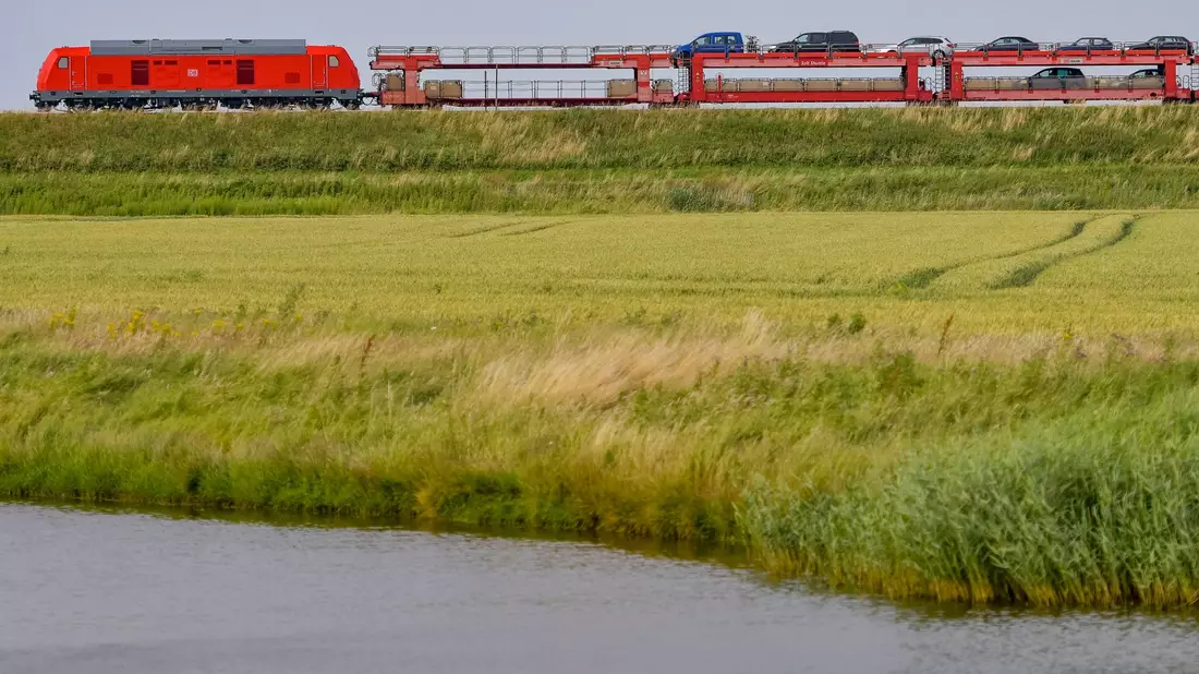 Der Sylt-Shuttle in der Nähe von Klanxbüll auf dem Weg zur Nordseeinsel. - Bild: Axel Heimken/dpa
