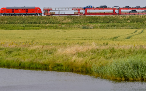 Der Sylt-Shuttle in der Nähe von Klanxbüll auf dem Weg zur Nordseeinsel. - Foto: Axel Heimken/dpa