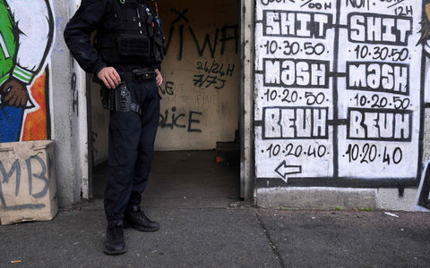 Drogenhandelsplatz im Wohnprojekt Maison-Blanche im Norden von Marseille. Drogenbanden dominieren in Marseille ganze Wohnviertel, regelmäßig gibt es tödliche Abrechnungen. - Foto: Nicolas Tucat/AFP/dpa Drogenhandelsplatz im Wohnprojekt Maison-Blanche im Norden von Marseille. Drogenbanden dominieren in Marseille ganze Wohnviertel, regelmäßig gibt es tödliche Abrechnungen. - Foto: Nicolas Tucat/AFP/dpa