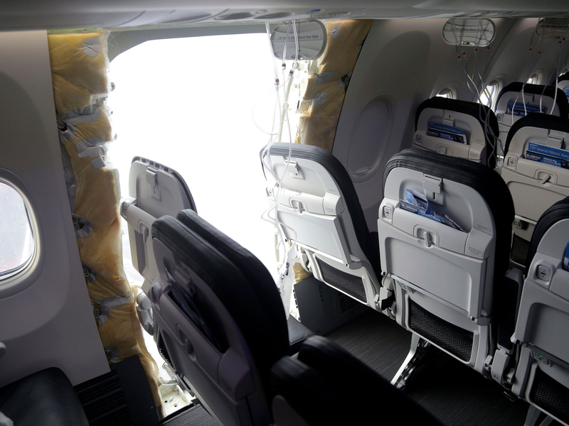 Bei dem Zwischenfall mit einer so gut wie neuen Boeing 737-8 Max von Alaska war kurz nach dem Start im Steigflug ein Rumpf-Fragment an der Reihe 26 herausgebrochen. - Foto: Uncredited/National Transportation Safety Board/AP