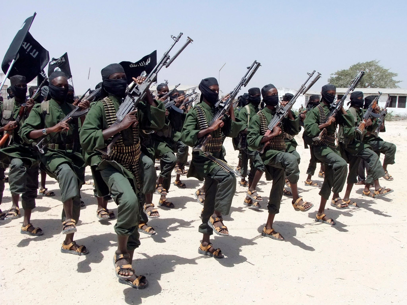 Die islamistische Terrorgruppe Al-Shabaab bekannte sich zu den jüngsten Anschlägen in Somalias Hauptstadt Mogadishu. - Foto: Farah Abdi Warsameh/AP/dpa