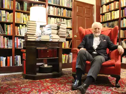 Otto Penzler im Keller des «Mysterious Bookshop». - Foto: Christina Horsten/dpa