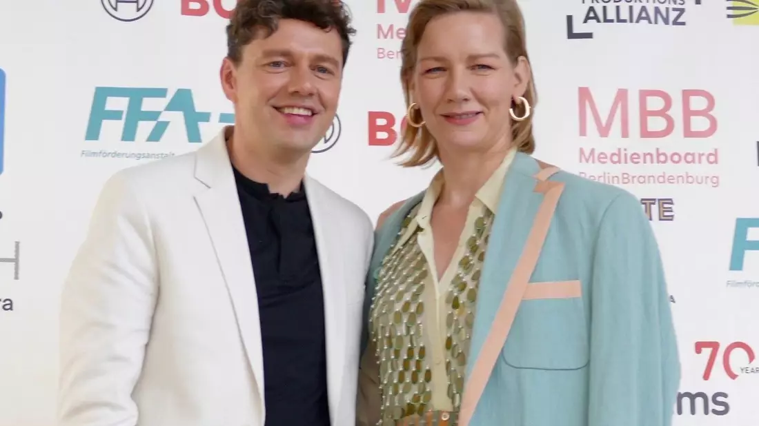Christian Friedel und Sandra Hüller kommen zum traditionellen Empfang der deutschen Oscar-Anwärter in der historischen Villa Aurora in Pacific Palisades. - Bild: Barbara Munker/dpa