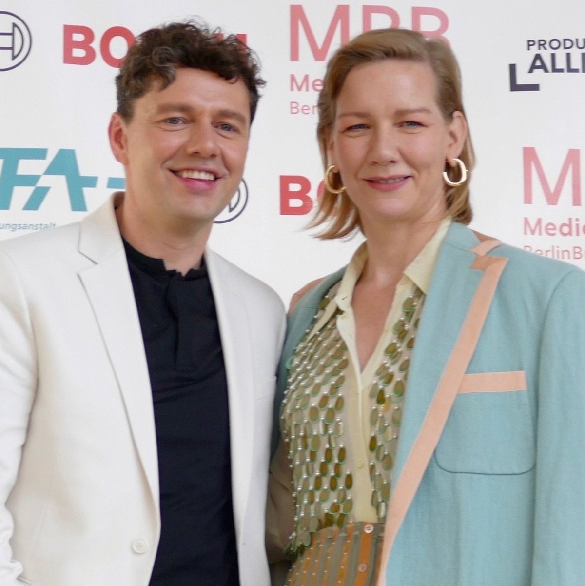 Christian Friedel und Sandra Hüller kommen zum traditionellen Empfang der deutschen Oscar-Anwärter in der historischen Villa Aurora in Pacific Palisades. - Foto: Barbara Munker/dpa