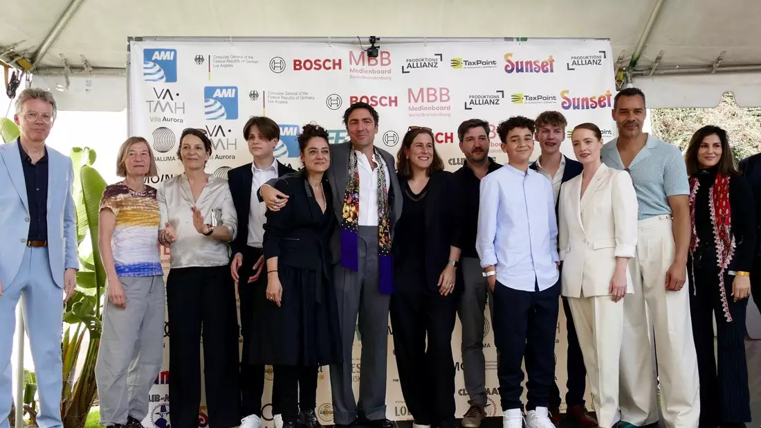 Regisseur Ilker Çatak («Das Lehrerzimmer») mit seinem Team beim traditionellen Empfang der deutschen Oscar-Anwärter in der historischen Villa Aurora in Pacific Palisades. - Bild: Barbara Munker/dpa