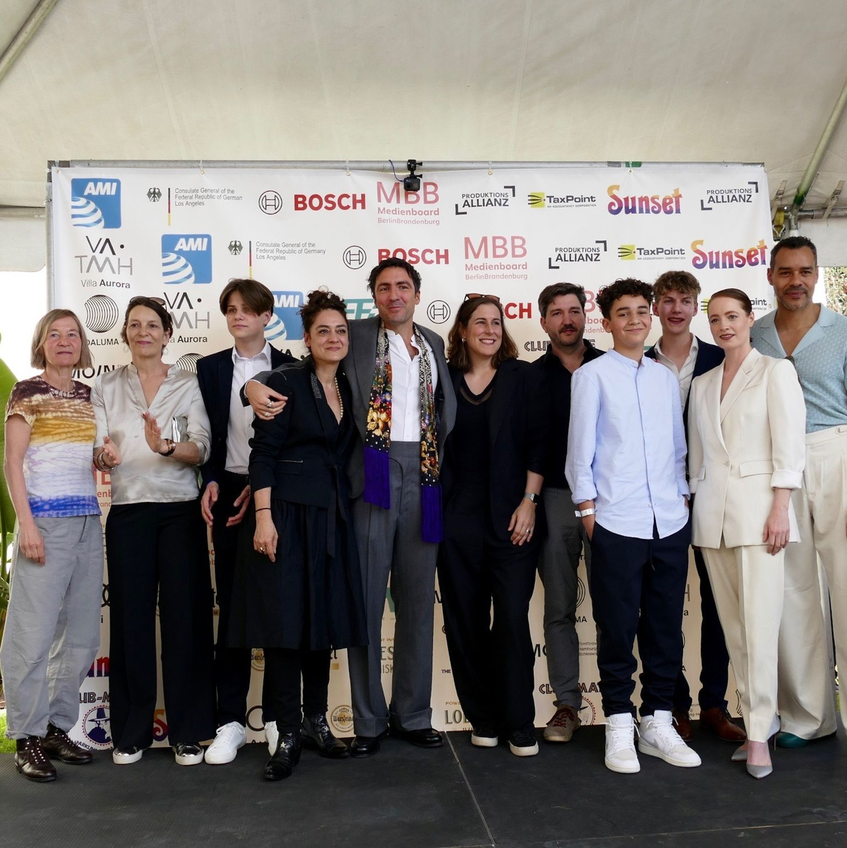 Regisseur Ilker Çatak («Das Lehrerzimmer») mit seinem Team beim traditionellen Empfang der deutschen Oscar-Anwärter in der historischen Villa Aurora in Pacific Palisades. - Foto: Barbara Munker/dpa