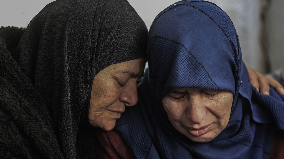 Palästinenser trauern im Al-Najjar-Krankenhaus um ihre Verwandten und Angehörigen, die bei der israelischen Bombardierung der Vertriebenenlager in Al-Mawasi in Chan Yunis getötet wurden. - Foto: Mohammed Talatene/dpa