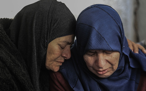 Palästinenser trauern im Al-Najjar-Krankenhaus um ihre Verwandten und Angehörigen, die bei der israelischen Bombardierung der Vertriebenenlager in Al-Mawasi in Chan Yunis getötet wurden. - Foto: Mohammed Talatene/dpa