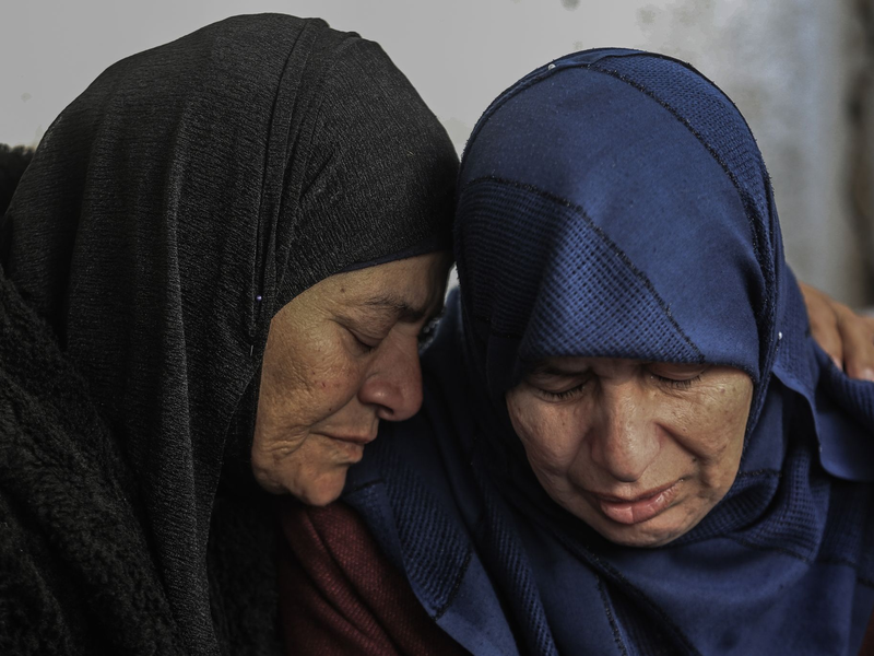 Palästinenser trauern im Al-Najjar-Krankenhaus um ihre Verwandten und Angehörigen, die bei der israelischen Bombardierung der Vertriebenenlager in Al-Mawasi in Chan Yunis getötet wurden. - Foto: Mohammed Talatene/dpa