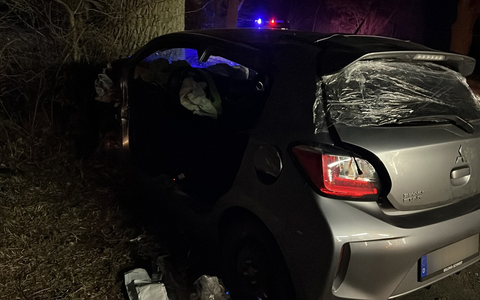 FW Lüchow-Dannenberg: PKW kollidiert mit landwirtschaftlichem Gespann +++ prallt gegen den Baum +++ Drei Insassen z.T. schwer verletzt - Foto: presseportal.de FW Lüchow-Dannenberg: PKW kollidiert mit landwirtschaftlichem Gespann +++ prallt gegen den Baum +++ Drei Insassen z.T. schwer verletzt - Foto: presseportal.de