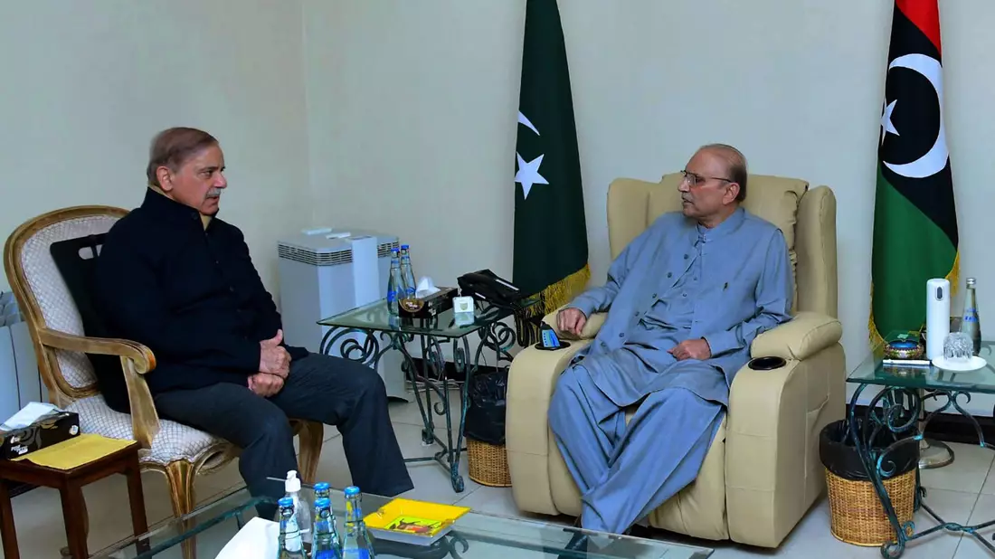 Pakistans Premierminister Shehbaz Sharif (l) zusammen mit dem neu gewählten pakistanischen Präsidenten Asif Ali Zardari. - Bild: Uncredited/Prime Minister Office/AP/dpa