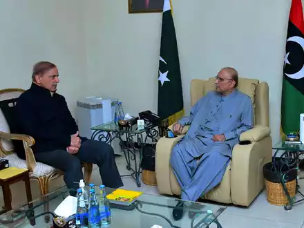 Pakistans Premierminister Shehbaz Sharif (l) zusammen mit dem neu gewählten pakistanischen Präsidenten Asif Ali Zardari. - Foto: Uncredited/Prime Minister Office/AP/dpa