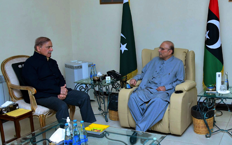 Pakistans Premierminister Shehbaz Sharif (l) zusammen mit dem neu gewählten pakistanischen Präsidenten Asif Ali Zardari. - Foto: Uncredited/Prime Minister Office/AP/dpa Pakistans Premierminister Shehbaz Sharif (l) zusammen mit dem neu gewählten pakistanischen Präsidenten Asif Ali Zardari. - Foto: Uncredited/Prime Minister Office/AP/dpa