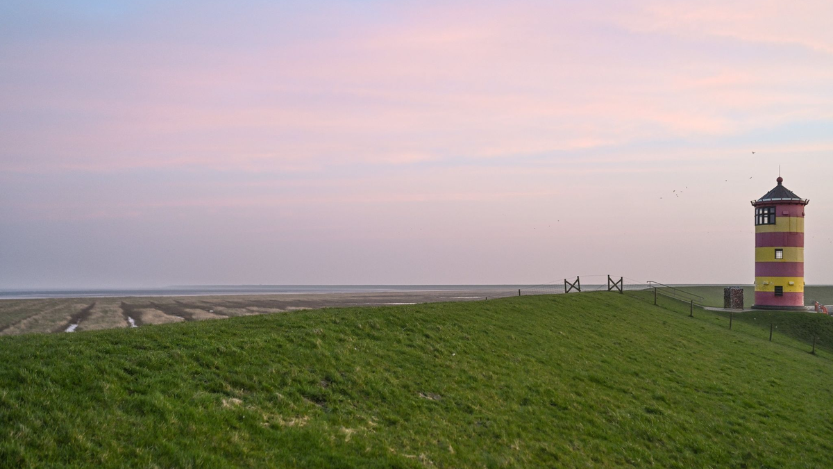 So friedlich: Der Pilsumer Leuchtturm in den frühen Morgenstunden. - Foto: Lars Penning/dpa