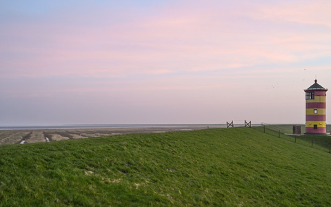 So friedlich: Der Pilsumer Leuchtturm in den frühen Morgenstunden. - Foto: Lars Penning/dpa