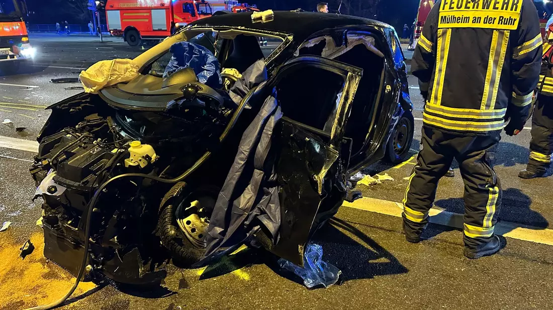 Einsatzkräfte der Feuerwehr an der Unfallstelle. - Bild: Feuerwehr Mülheim an der Ruhr/dpa