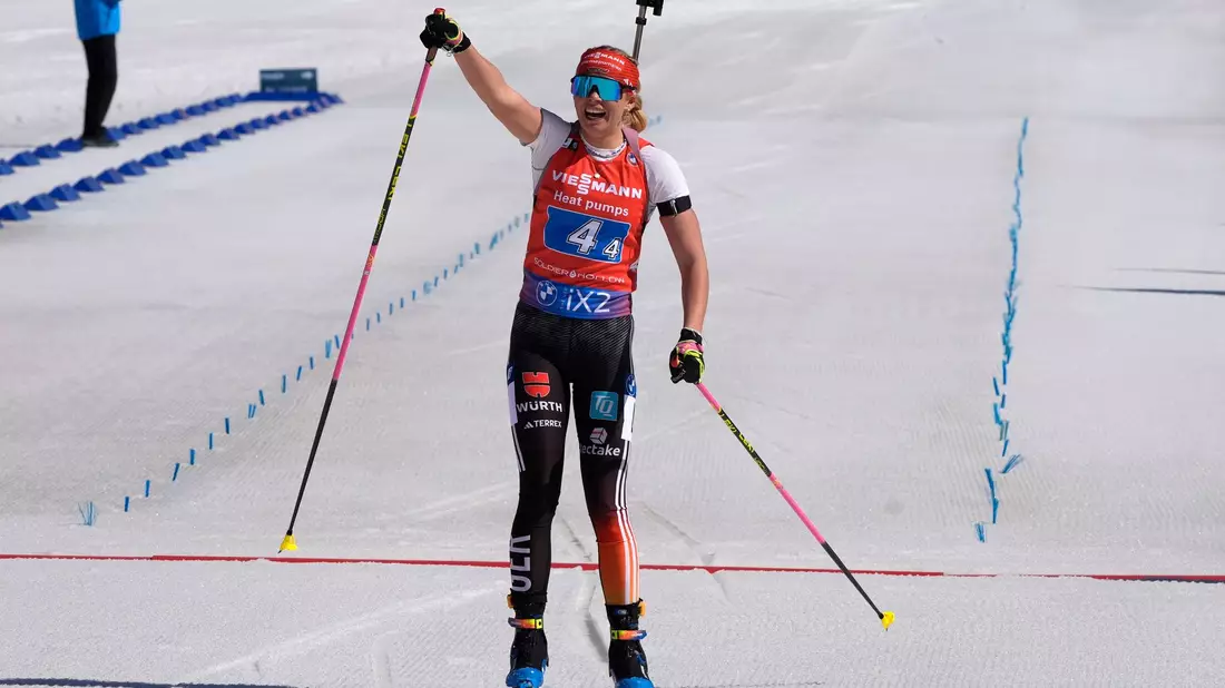 Mit einem Rückstand von 2:45 Minuten startet Julia Kink in die Verfolgung. - Bild: Rick Bowmer/AP/dpa