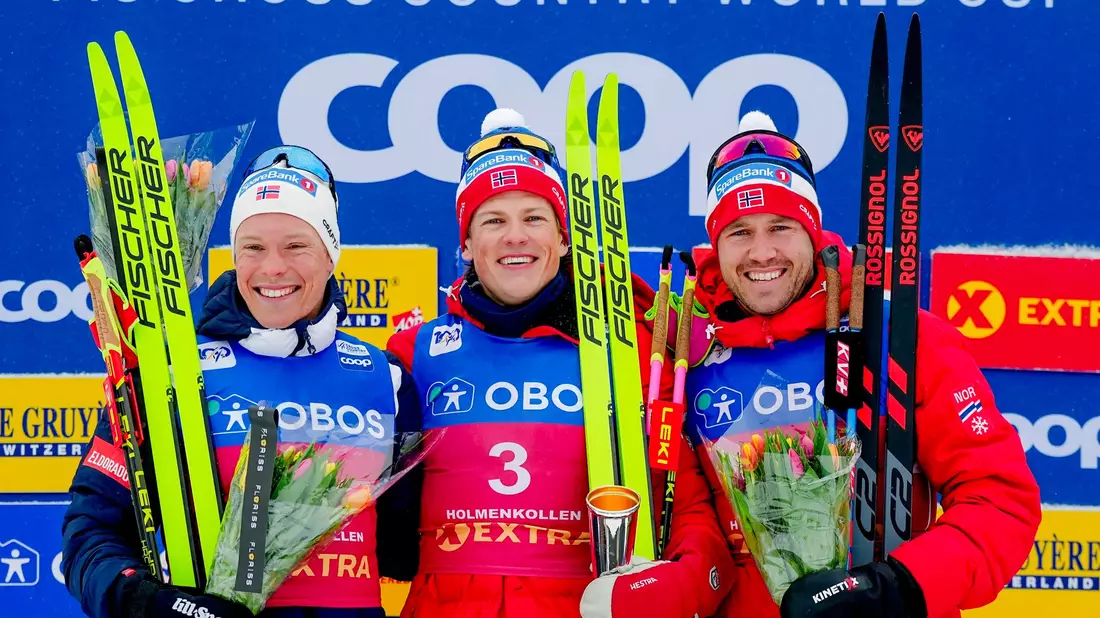 Der Sieger Johannes Hosflot Klaebo (M) aus Norwegen auf dem Podium. - Bild: Beate Oma Dahle/NTB/dpa