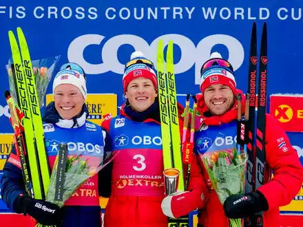 Der Sieger Johannes Hosflot Klaebo (M) aus Norwegen auf dem Podium. - Foto: Beate Oma Dahle/NTB/dpa