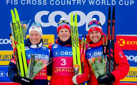 Der Sieger Johannes Hosflot Klaebo (M) aus Norwegen auf dem Podium. - Foto: Beate Oma Dahle/NTB/dpa