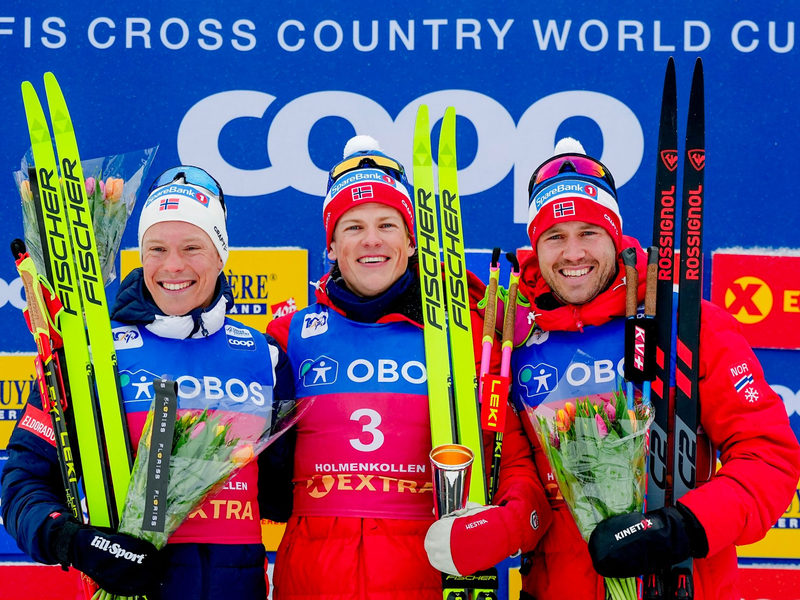 Der Sieger Johannes Hosflot Klaebo (M) aus Norwegen auf dem Podium. - Foto: Beate Oma Dahle/NTB/dpa