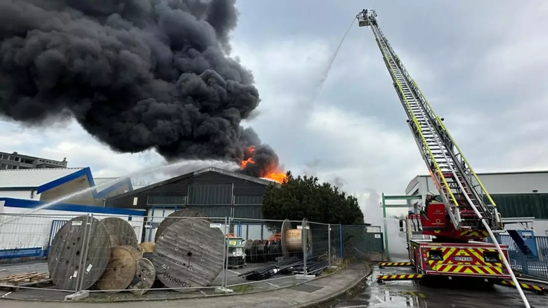 FW-DO: Großbrand am Sonntagmorgen - Lagerhalle in Dortmund-Aplerbeck steht in Vollbrand - Bild: presseportal.de