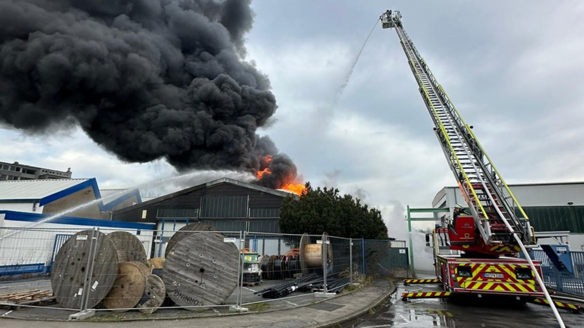 FW-DO: Großbrand am Sonntagmorgen - Lagerhalle in Dortmund-Aplerbeck steht in Vollbrand - Foto: presseportal.de