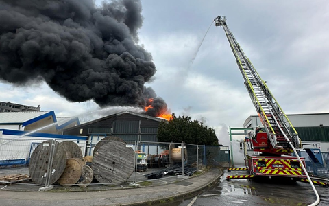 FW-DO: Großbrand am Sonntagmorgen - Lagerhalle in Dortmund-Aplerbeck steht in Vollbrand - Foto: presseportal.de