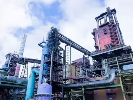 Blick auf den Hochofen 8 auf dem Werksgelände von Thyssenkrupp in Duisburg. - Foto: Rolf Vennenbernd/dpa