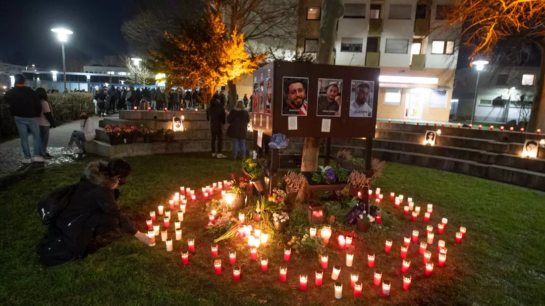 Fotos der Opfer und Teelichter erinnern Menschen am Tatort der Morde in Hanau-Kesselstadt an die Bluttat. - Bild: Boris Roessler/dpa