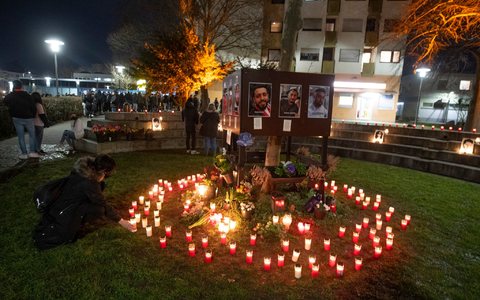 Fotos der Opfer und Teelichter erinnern Menschen am Tatort der Morde in Hanau-Kesselstadt an die Bluttat. - Foto: Boris Roessler/dpa