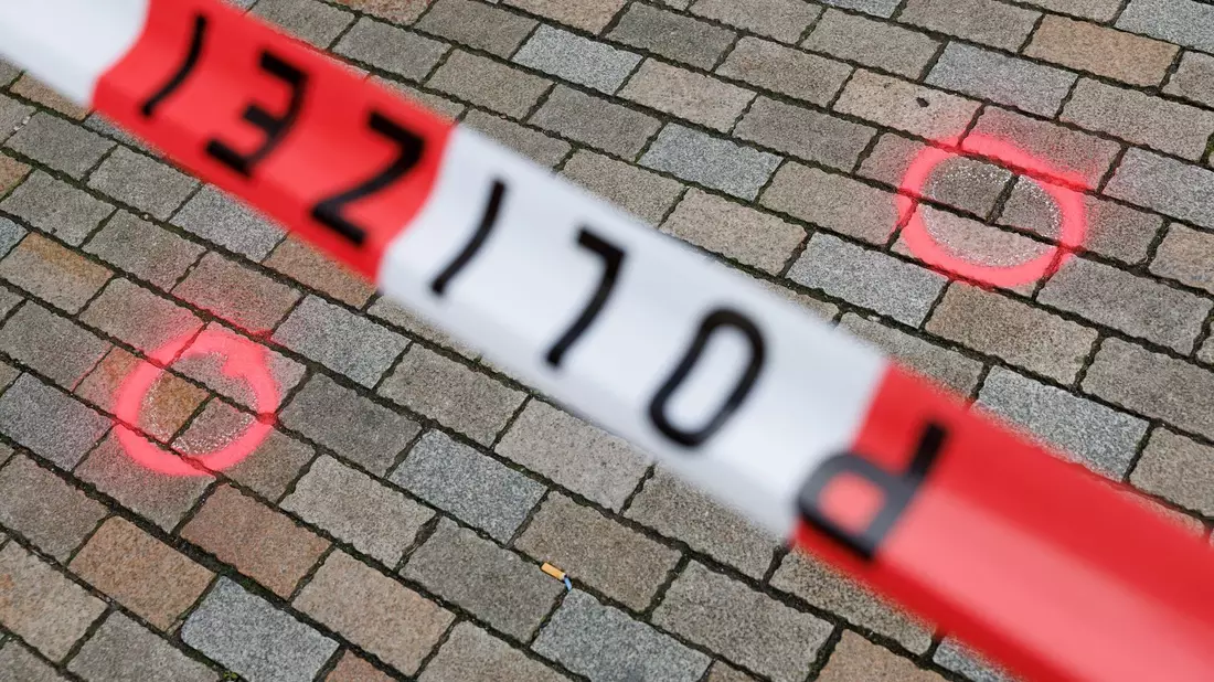 Markierungen der Kriminaltechnik am abgesperrten Tatort. - Bild: Friso Gentsch/dpa