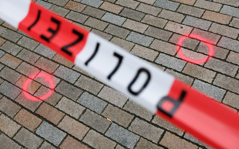 Markierungen der Kriminaltechnik am abgesperrten Tatort. - Foto: Friso Gentsch/dpa