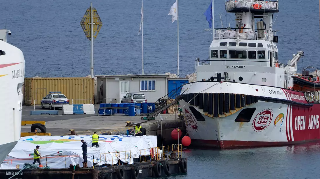 Das Schiff der spanischen Hilfsorganisation «Open Arms» soll rund 200 Tonnen Lebensmittel von Zypern nach Gaza bringen. - Bild: Petros Karadjias/AP/dpa